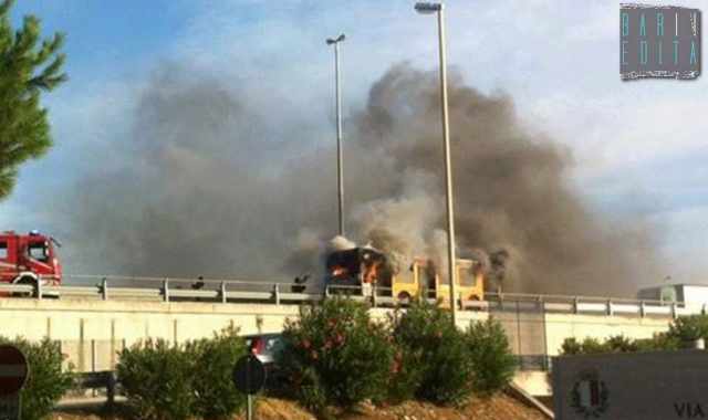 Bari, il bus n.19 va a fuoco mentre percorre la tangenziale: foto e video